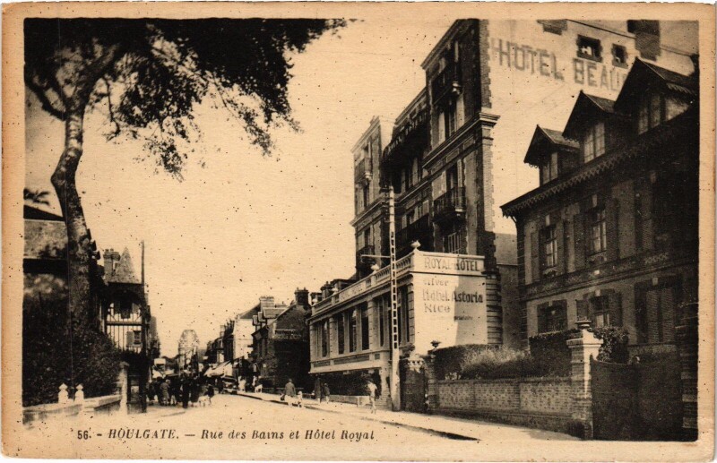 Carte postale ancienne Houlgate Rue des Bains et Hotel Royal à Houlgate