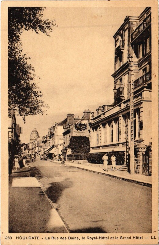 Carte postale ancienne Houlgate La Rue des Bains - Le Royal-Hotel et le Grand Hotel à Houlgate