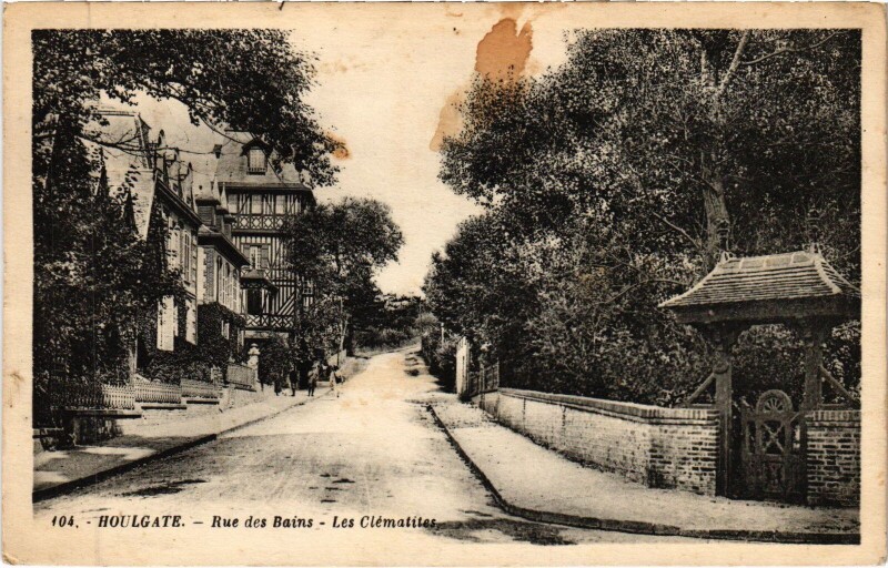 Carte postale ancienne Houlgate Rue des Bains - Les Clematiles à Houlgate