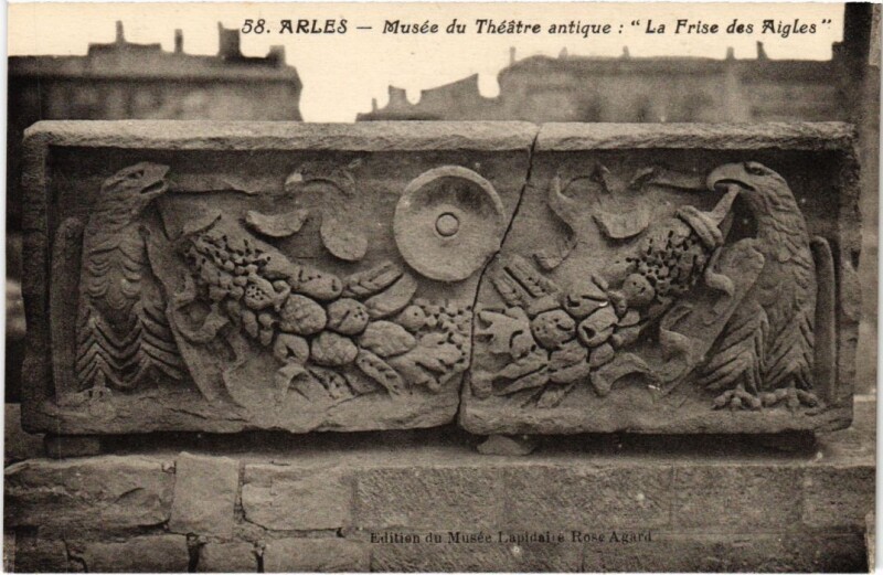 Carte postale ancienne Arles Musee du Theatre Antique - La Frise des Aigles à Arles