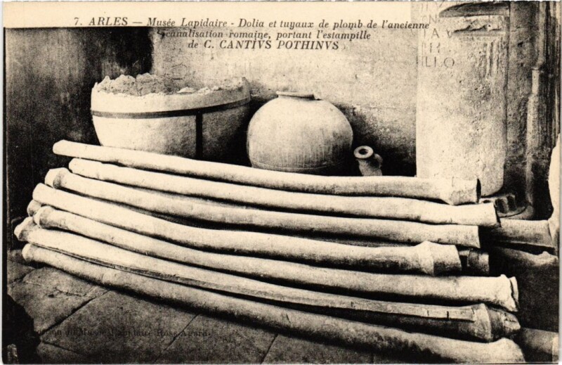 Carte postale ancienne Arles Musee Lapidaire - Dolia et Tuyaux de Plomb à Arles
