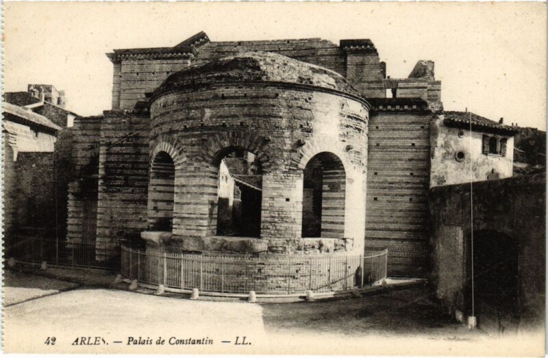 Carte postale ancienne Arles Palais de Constantin à Arles