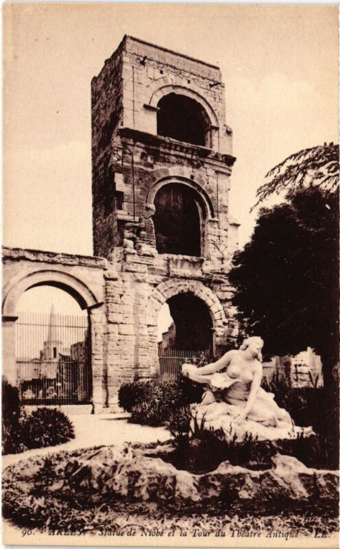 Carte postale ancienne Arles Statue de Niobe et le Tour du Theatre Antique à Arles