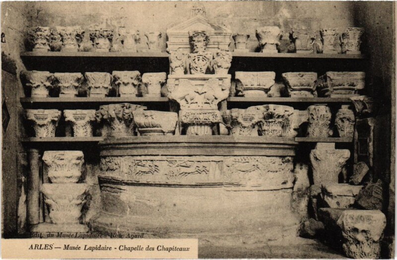 Carte postale ancienne Arles Musee Lapidaire - Chapelle des Chapiteaux à Arles