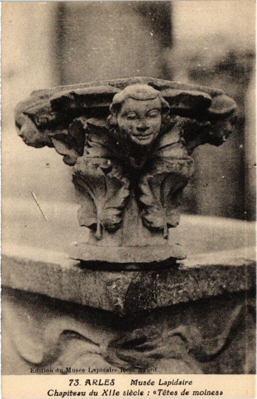 Carte postale ancienne Arles Musee Lapidaire - Chapiteau à Arles