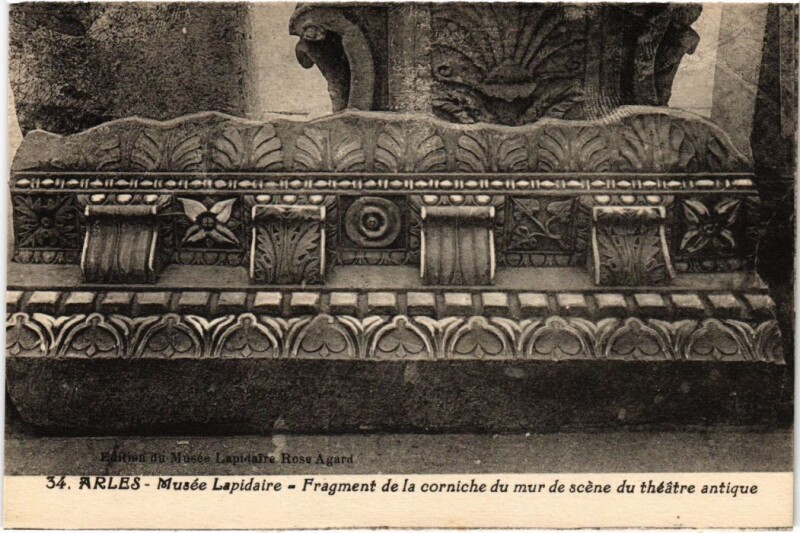 Carte postale ancienne Arles Musee Lapidaire - Fragment de la Corniche de Mur à Arles