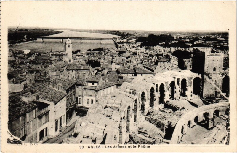 Carte postale ancienne Arles Les Arenes et le Rohne à Arles