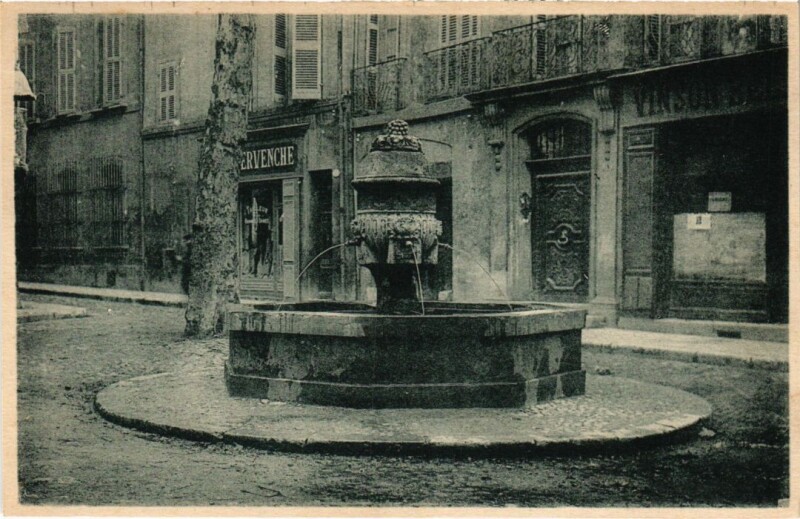 Carte postale ancienne Aix-en-Provence Fontaine des Epineaux à Aix-en-Provence