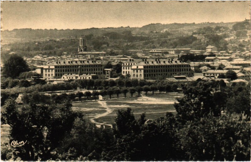 Carte postale ancienne Aix-en-Provence Vue Generale des Casernes Miollis à Aix-en-Provence