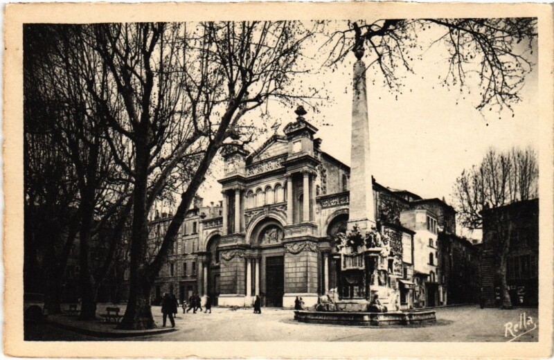 Carte postale ancienne Aix-en-Provence Place des Precheurs - Eglise Sainte-Marie-Madeleine à Aix-en-Provence