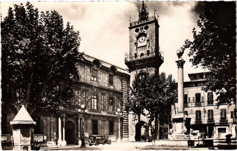 Carte postale ancienne Aix-en-Provence Place de la Mairie et le Beffroi à Aix-en-Provence