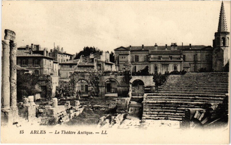 Carte postale ancienne Arles Le Theatre Antique à Arles