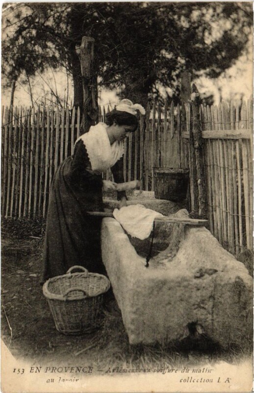 Carte postale ancienne En Provence - Arlesienne au Coiffure du Matin au Lavoir à Arles