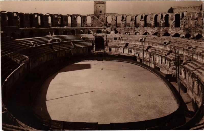 Carte postale ancienne Arles Les Arenes à Arles