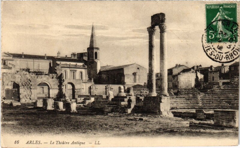 Carte postale ancienne Arles Le Theatre Antique à Arles