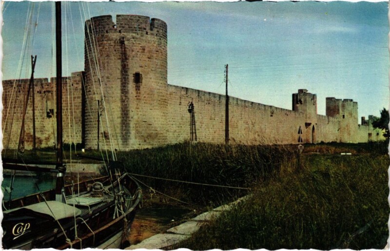 Carte postale ancienne Aigues-Martes Le Rempart Sud et le Canal