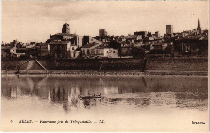 Carte postale ancienne Arles Panorama pris de Trinquetaille à Arles