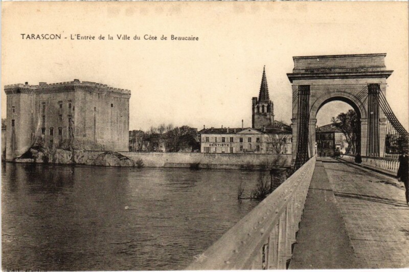Carte postale ancienne Tarascon L'Entree de la Ville du Cote de Beaucaire à Tarascon