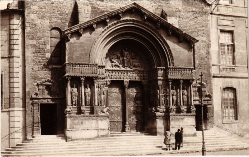 Carte postale ancienne Arles Eglise Saint-Trophime à Arles