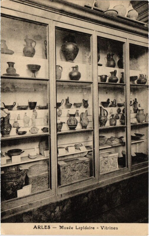 Carte postale ancienne Arles Musee Lapidaire - Vitrines à Arles