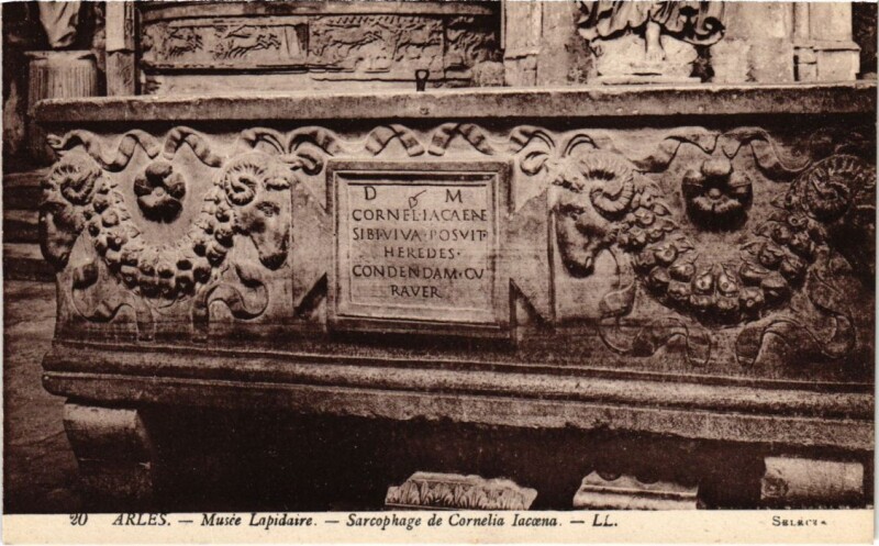 Carte postale ancienne Arles Musee Lapidaire - Sarcophage de Cornelia Jacena à Arles
