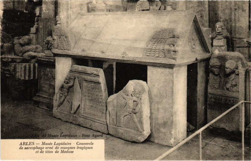 Carte postale ancienne Arles Musee Lapidaire - Couvercle de Sarcophage à Arles