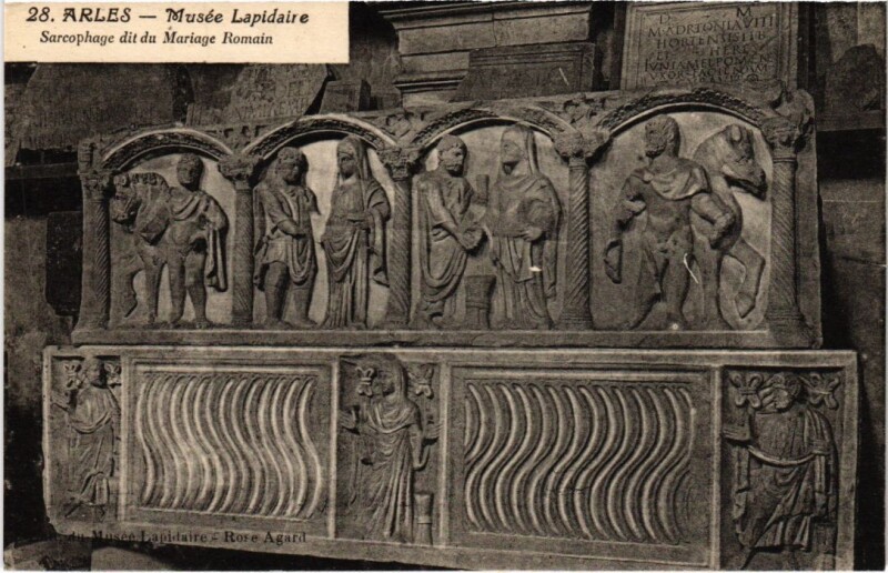 Carte postale ancienne Arles Musee Lapidaire - Sarcophage dit du Mariage Romain à Arles