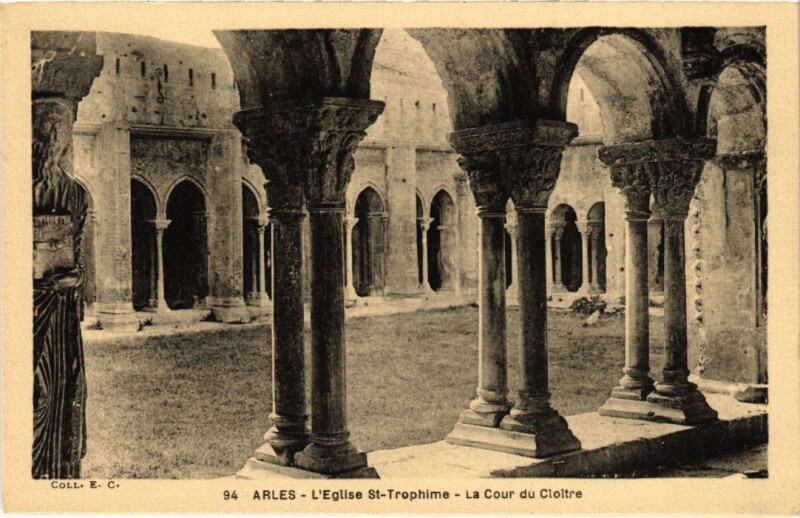 Carte postale ancienne Arles L'Eglise Saint-Trophime - La Cour du Cloitre à Arles