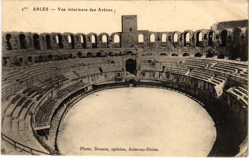 Carte postale ancienne Arles Vue Interieure des Arenes à Arles