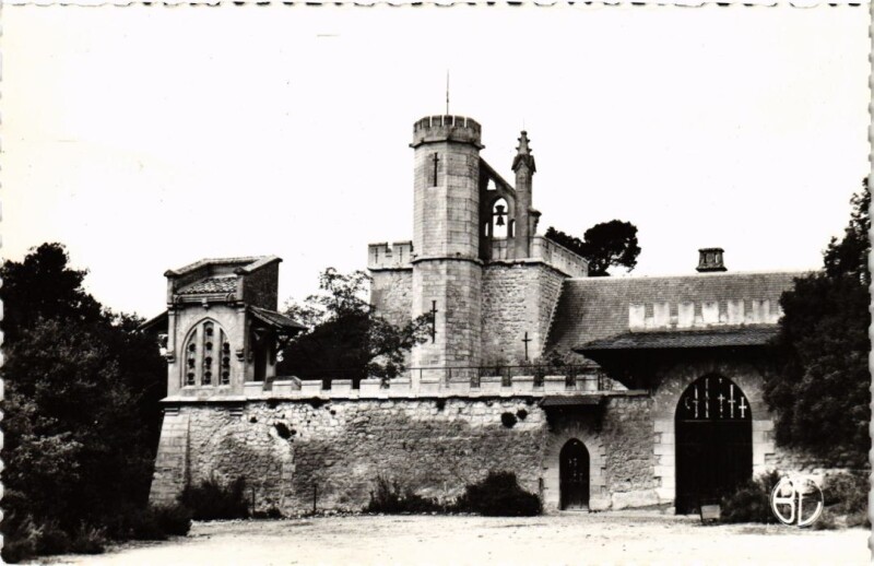 Carte postale ancienne Lambesc Chateau des Taillades à Lambesc