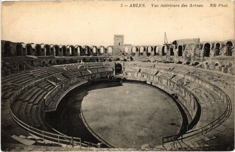 Carte postale ancienne Arles Vue Interieure des Arenes à Arles