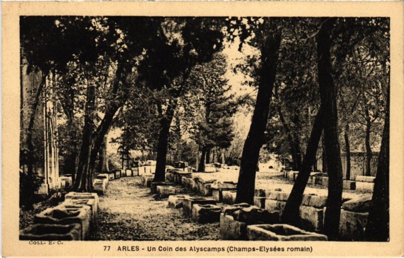 Carte postale ancienne Arles Un Coin des Alyscamps à Arles