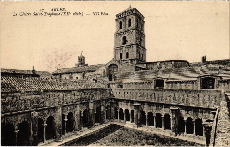 Carte postale ancienne Arles Le Cloitre de Saint-Trophime à Arles