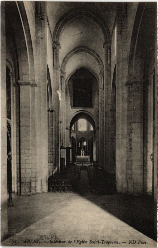Carte postale ancienne Arles Interieur de l'Eglise Saint-Trophime à Arles