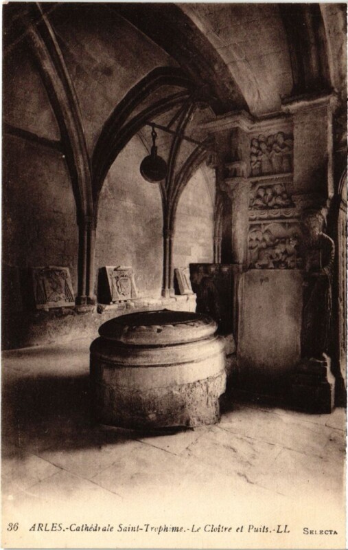 Carte postale ancienne Arles Cathedrale Saint-Trophime - Le Cloitre et Puits à Arles