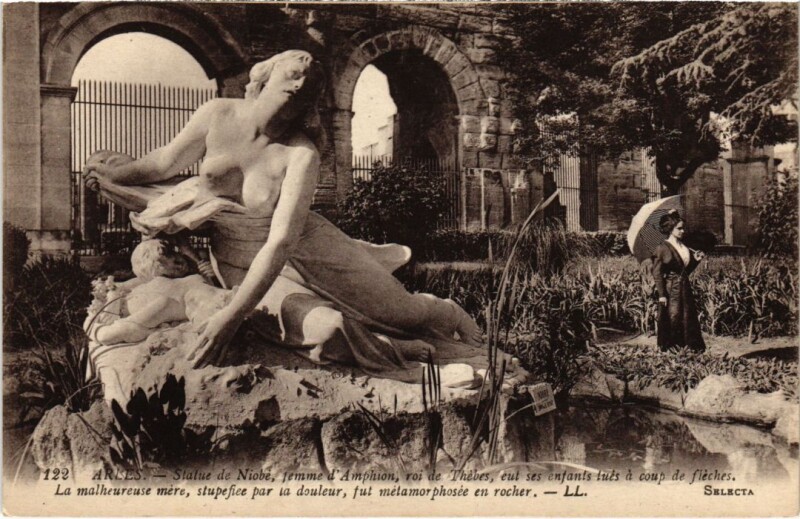Carte postale ancienne Arles Statue de Niobe à Arles