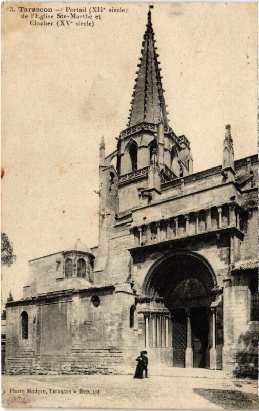 Carte postale ancienne Tarascon Portail de l'Eglise Sainte-Marthe et Clocher à Tarascon