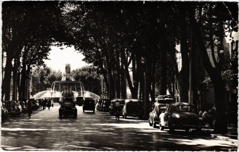 Carte postale ancienne Aix-en-Provence Fontaine et le Cours à Aix-en-Provence