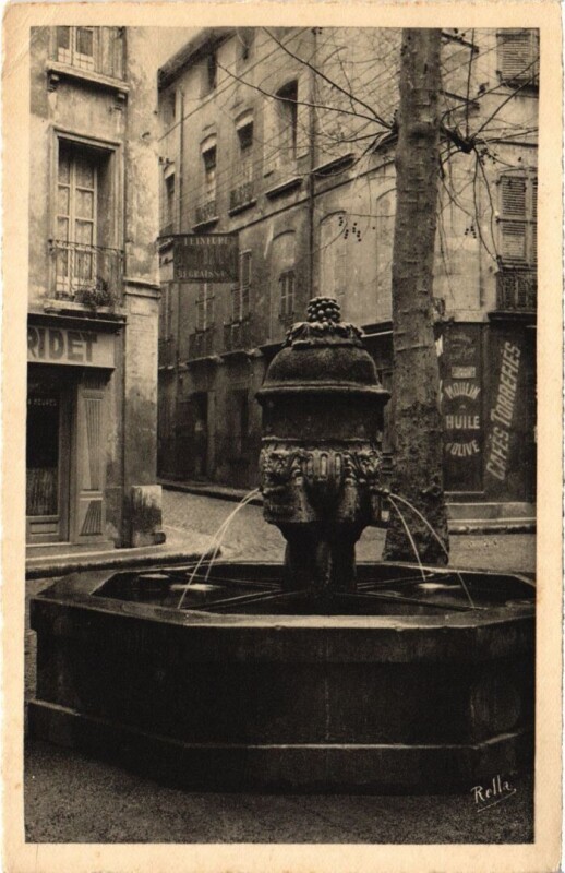 Carte postale ancienne Aix-en-Provence Fontaine de la Place des Trois-Ormeaux à Aix-en-Provence