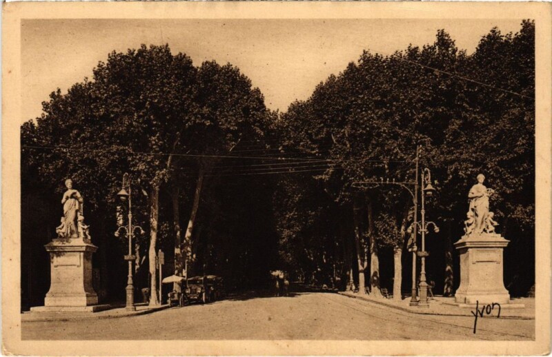 Carte postale ancienne Aix-en-Provence Cours Mirabeau à Aix-en-Provence