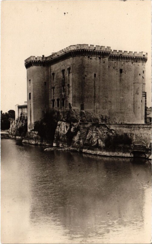 Carte postale ancienne Tarascon Le Chateau à Tarascon