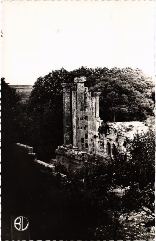 Carte postale ancienne Lambesc Temple Romain a Chateau-Bas à Lambesc