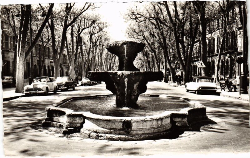 Carte postale ancienne Aix-en-Provence Fontaine des 9 Canons sur le Cours Mirabeau à Aix-en-Provence