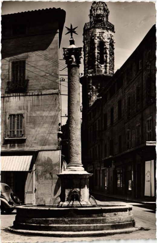 Carte postale ancienne Aix-en-Provence Place des Augustins à Aix-en-Provence