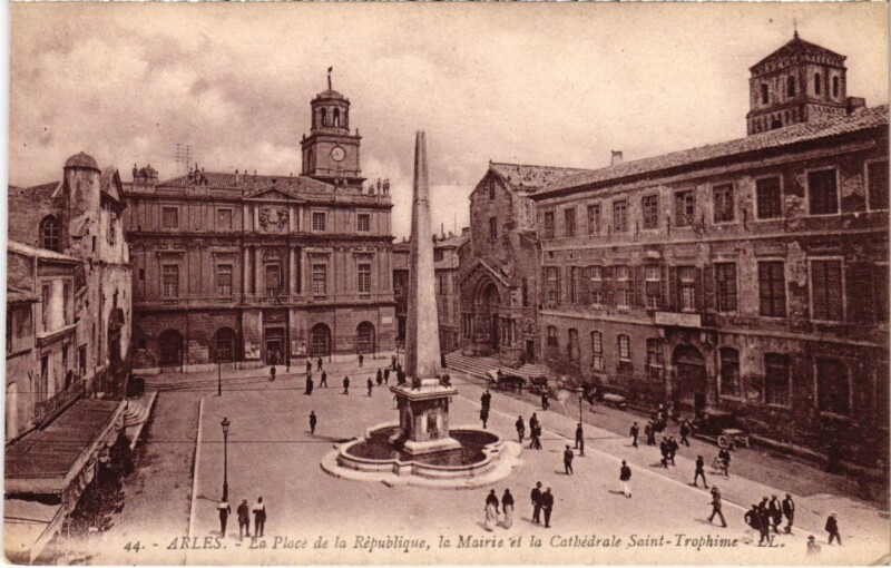 Carte postale ancienne Arles La Place de la Republique - La Mairie - La Cathedrale à Arles