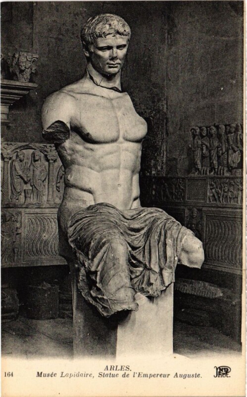 Carte postale ancienne Arles Musee Lapidaire - Statue d'Empereur Auguste à Arles