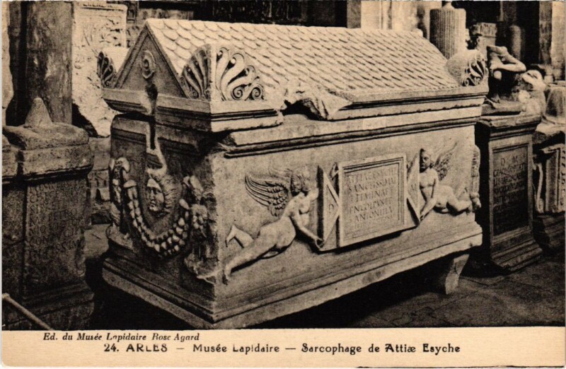 Carte postale ancienne Arles Musee Lapidaire - Sarcophage de Attiae Esyche à Arles