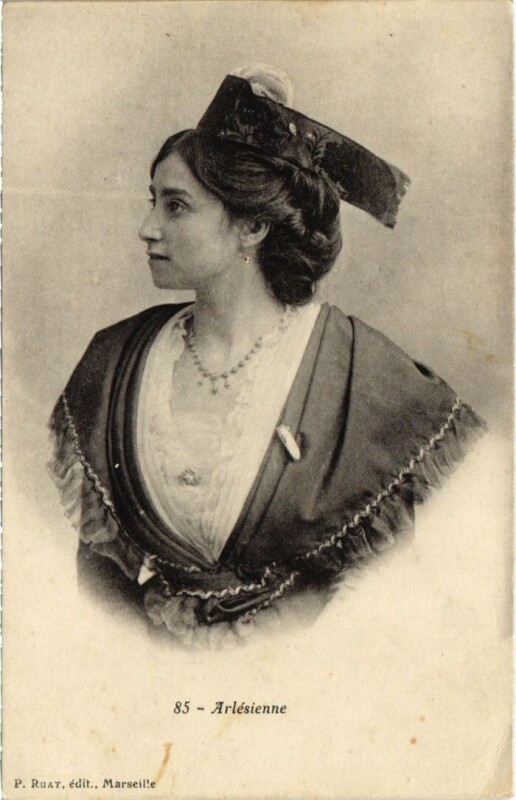 Carte postale ancienne Arles Arlesienne - Femme - Type à Arles