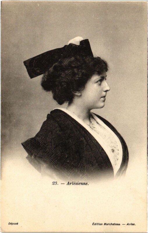 Carte postale ancienne Arles Arlesienne - Femme - Type à Arles