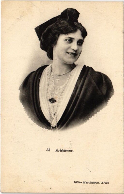 Carte postale ancienne Arles Arlesienne - Femme - Type à Arles